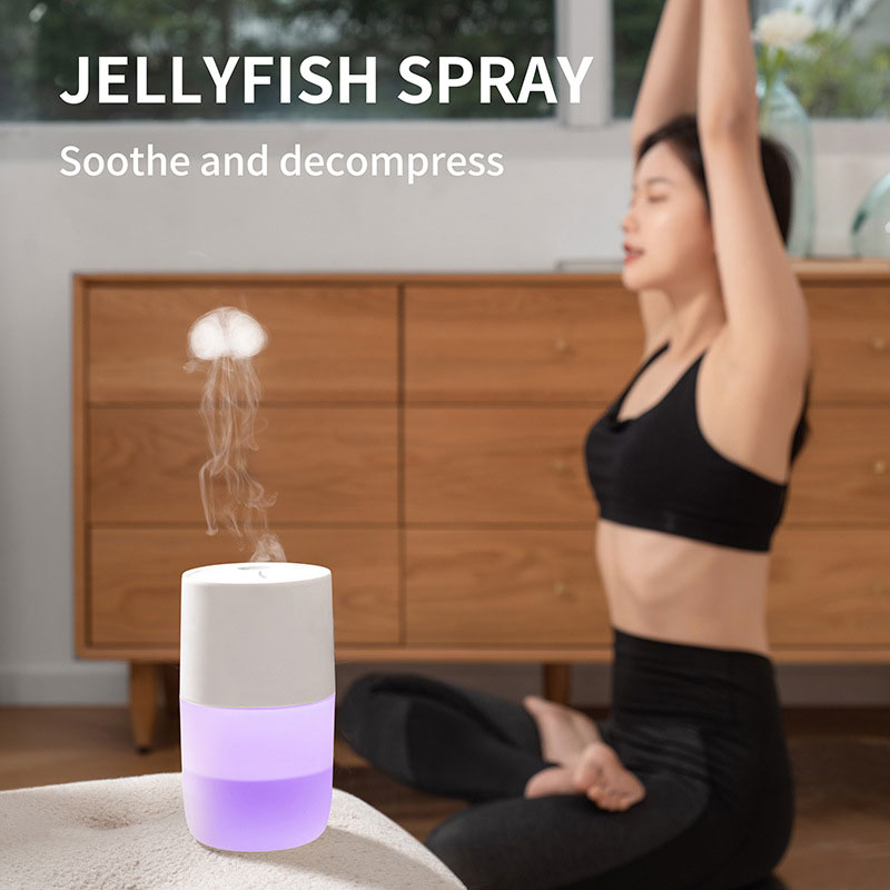 Small Humidifier Sprays Jellyfish-like Mist