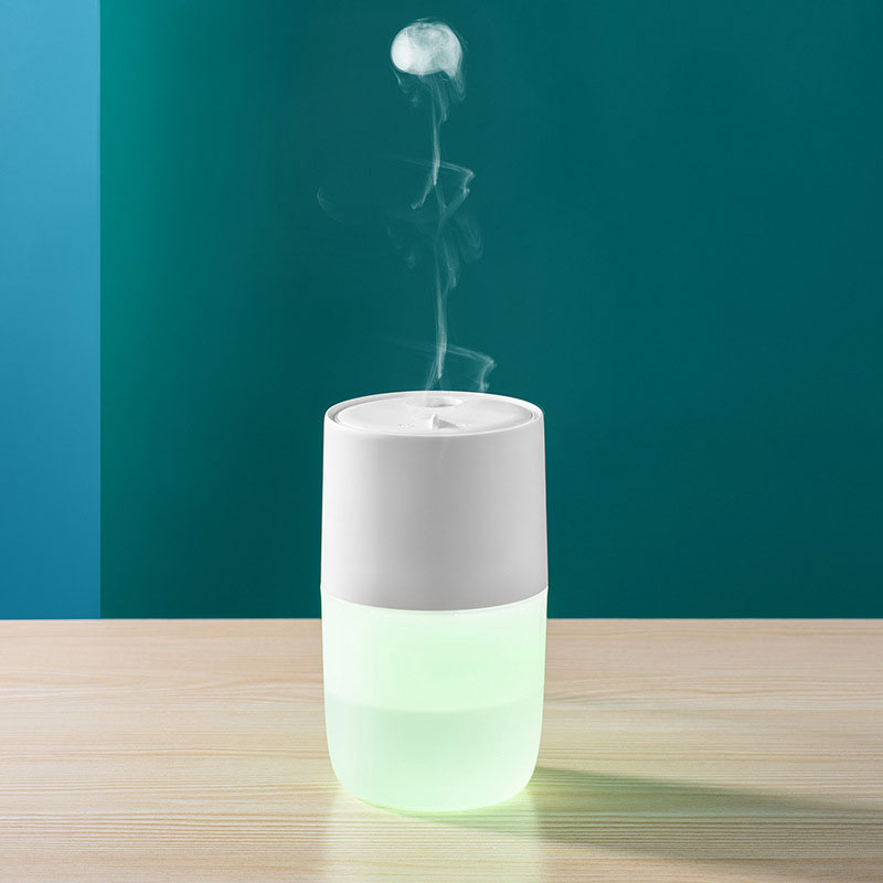 Small Humidifier Sprays Jellyfish-like Mist